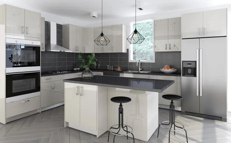 Kitchen in Glossy Ash cabinets